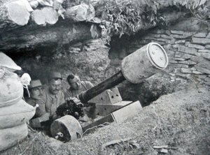 Fransk 48-pistol brukt til å skyte opp landminer, 1915 av French Photographer