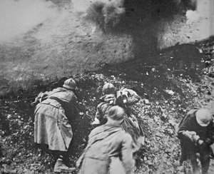 Fransk infanteri under ild fra tysk artilleri under slaget ved Verdun av French Photographer