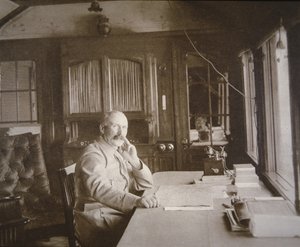 General Pétain i sin jernbanevogn-salong-hovedkvarter under slaget ved Verdun, februar-desember 1916 (s/hv-bilde) av French Photographer