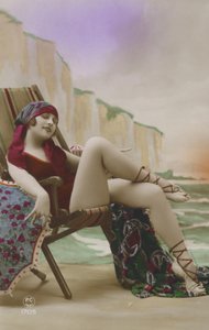Jente i en fluktstol (fargebilde) av French Photographer