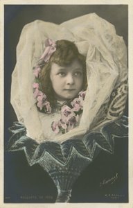 Jente i en blomst (fargebilde) av French Photographer