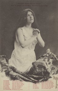 Jente ber (s/hvitt bilde) av French Photographer