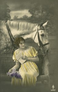 Jente sitter på sofaen med hvit hest bak (fargebilde) av French Photographer