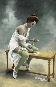 Jente med synlige strømper og bryst som leker tålmodighet på trekrakk av French Photographer