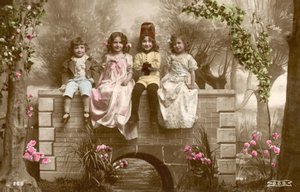 Jenter og gutter sitter på kanten av broen av French Photographer