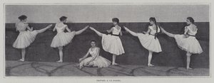 Jenter som utfører barøvelser i en balletttime (s/hvitt-bilde) av French Photographer