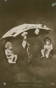 Godt nyttårskort med to babyer hengende fra en paraply, sendt i 1913 av French Photographer
