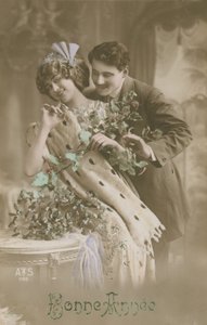 Godt nyttårskort med romantisk par som holder misteltein, 1913 (håndfarget fotografi) av French Photographer