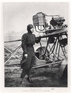 Helene Dutrieu (1877-1961) stående ved siden av et fly, før 1914 av French Photographer
