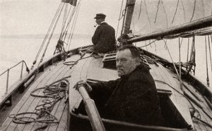 Hilaire Belloc i båten sin av French Photographer