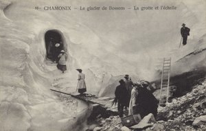 Isgrotte og stige, Bossons Glacier, Chamonix, Frankrike (s/hvitt bilde) av French Photographer