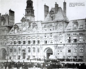 Å blåse opp en ballong med kommunens erklæringer knyttet til den utenfor Hotel de Ville, Paris, 3. mai 1871 av French Photographer