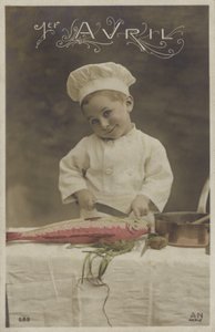 Liten gutt koker en fisk (fargebilde) av French Photographer