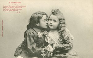 Liten gutt som kysser en liten jente (s/hvitt bilde) av French Photographer