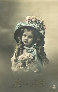 Liten jente i en stor hatt (fargebilde) av French Photographer