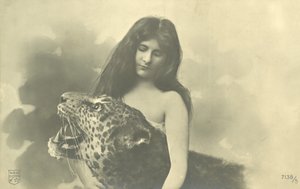 Langhåret jente med armene rundt utstoppet leopard (s/hvitt bilde) av French Photographer