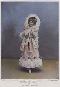 Mademoiselle Filliaux som La Commere i La Revue des Dentelles (farget bilde)