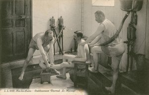 Mann blir massert av to menn i termalbadet i Aix les Bains av French Photographer