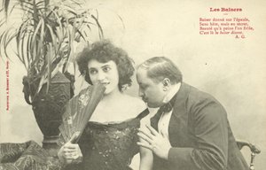 Mann kysser en kvinnes skulder (s/hvitt bilde) av French Photographer