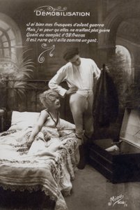 Mann pakker ut kofferten av French Photographer