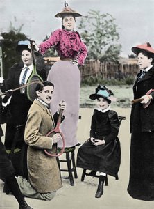 Marcel Proust fransk forfatter midt i en gruppe unge kvinner som spiller gitar på en tennisracket, ved tennisboulevarden Bineau i Paris, 1892 av French Photographer