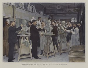 Modelleringsklasse ved keramikkskolen til Sevres porselensfabrikk, Frankrike (fargebilde) av French Photographer