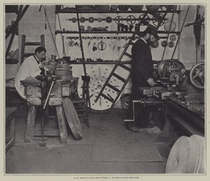 Monteringsverksted ved Sevres porselensfabrikk, Frankrike (s/hv-bilde) av French Photographer