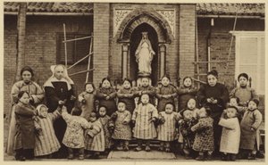 Foreldreløse poserer utenfor barnehjemmet sitt i Kina av French Photographer