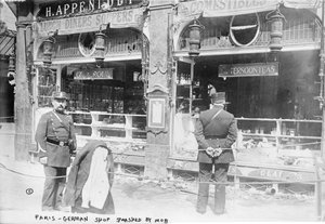 Paris, tysk butikk knust av pøbel, 1914 av French Photographer