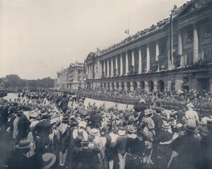 Paris: Militærguvernørens stab i begravelsesprosesjonen (s/hvitt-bilde) av French Photographer