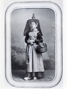 Foto visittkort som viser fransk regional drakt, ca. 1860-70 (s/hvitt-bilde) av French Photographer
