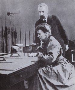 Pierre og Marie Curie, oppdagere av Radium, i laboratoriet deres ved Paris University, 1898 av French Photographer