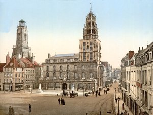 Place dArmes i Calais med Tour de Guet i bakgrunnen, 1890-1900 av French Photographer