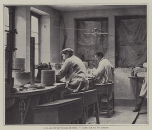 Poleringsverksted ved Sevres porselensfabrikk, Frankrike (s/hv-bilde) av French Photographer
