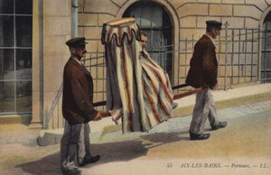 Portører som bærer en pasient ved Aix-Les-Bains (farget bilde) av French Photographer