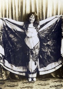 Portrett av Loie Fuller (1862-1928), amerikansk komiker, sanger, danser. av French Photographer