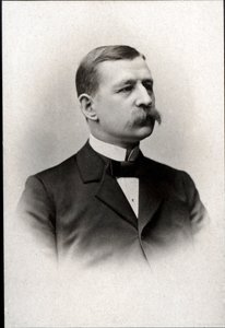 Portrett av Salomon August Andree (1854-1897), svensk ingeniør, fysiker, luftfartsfarer og polfarer. av French Photographer