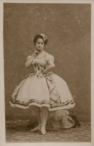 Portrett av en danser (s/hvitt bilde) av French Photographer