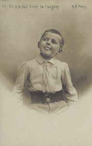 Portrett av en liten gutt (s/hvitt bilde) av French Photographer