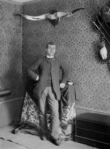 Portrett av en ung mann som poserer i Abbey of Septfontaines, nær Bourmont en Haute Marne. Fotografering sent på 1800-tallet. Ducos samling. av French Photographer