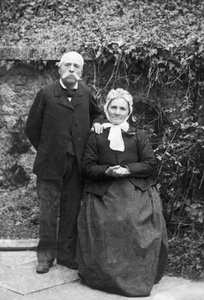 Portrett av et alderspar, fra omgivelsene til Bourmont i Haute Marne. Fotografering sent på 1800-tallet. Ducos samling. av French Photographer