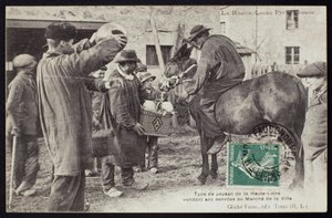 Postkort som viser en bonde i Haute-Loire som selger mat på markedet, ca. 1900 av French Photographer