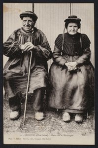 Postkort som viser fjellfolk i Saugues, Haute-Loire, ca. 1900 av French Photographer
