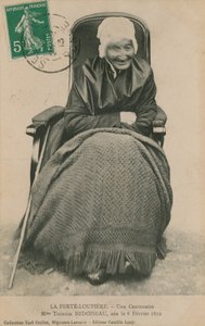 Postkort av en hundreåring, Madame Therese Bedoiseau, La Ferte-Loupiere, 1913 av French Photographer