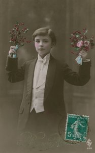 Postkort av en gutt i hvitt slips og haler som holder blomster og bær, sendt i 1913 (håndfarget bilde) av French Photographer