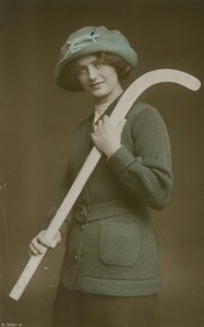 Postkort av en ung kvinne som bærer en hockeystav over skulderen, sendt i 1913 av French Photographer
