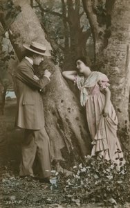 Postkort med elskere som skåret et hjerte på et tre, sendt i 1913 (håndfarget bilde) av French Photographer