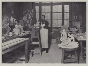 Forbereder former i et verksted på Sevres porselensfabrikk, Frankrike (s/hvitt-bilde) av French Photographer