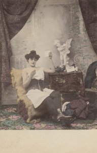 Pen halvkledd jente, leser brev av French Photographer