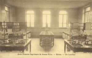 Barneskolens vaskerom, Hirson (s/hvitt bilde) av French Photographer